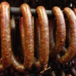 Przeterminowana kiełbasa – czy można ją bezpiecznie jeść?