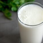 Przeterminowana maślanka – czy można ją bezpiecznie pić?